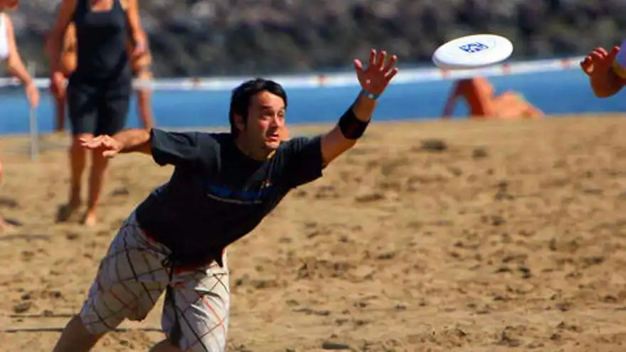 ULTIMATE FRISBEE